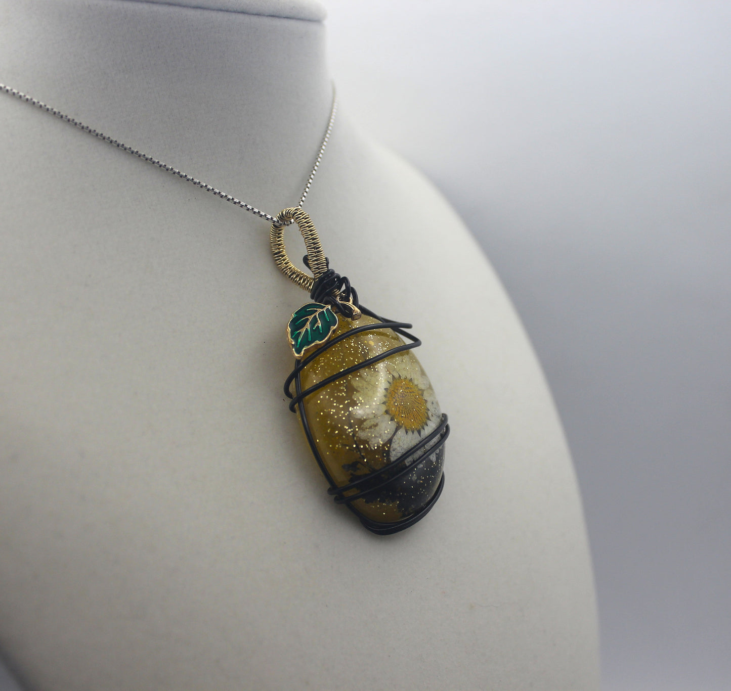 Plated Resin White Flower Pendant Necklace