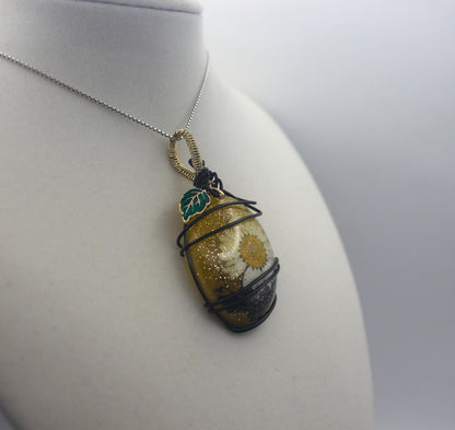 Plated Resin White Flower Pendant Necklace