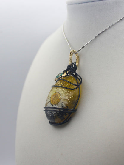 Plated Resin White Flower Pendant Necklace