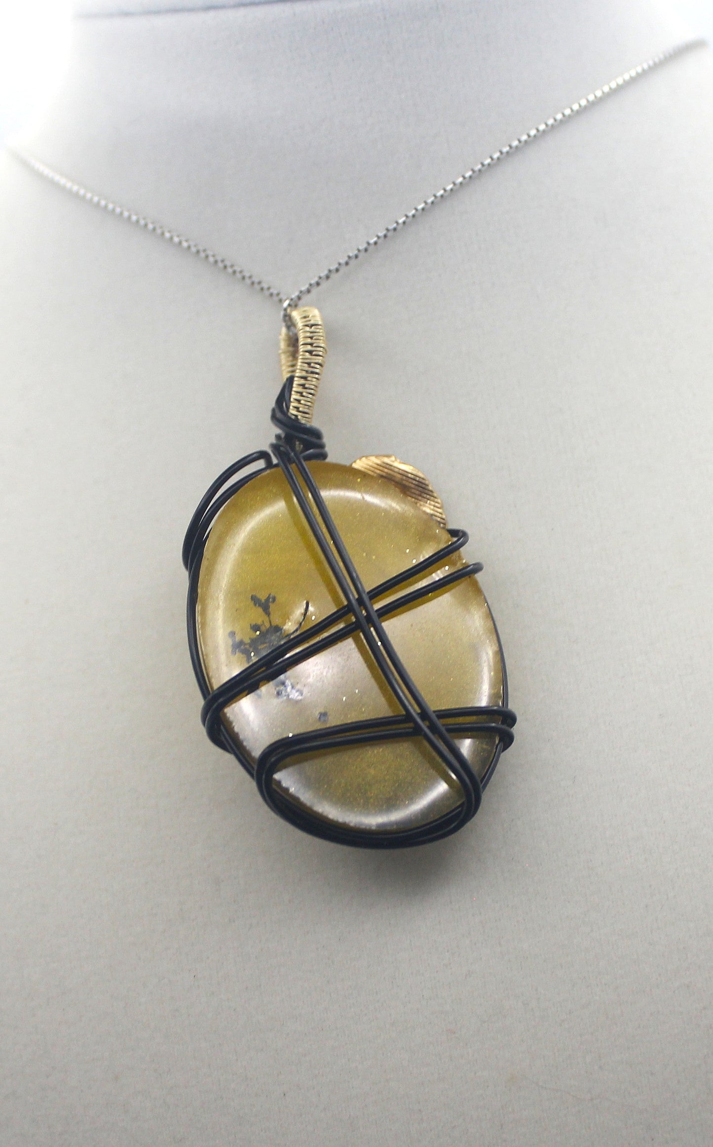 Plated Resin White Flower Pendant Necklace