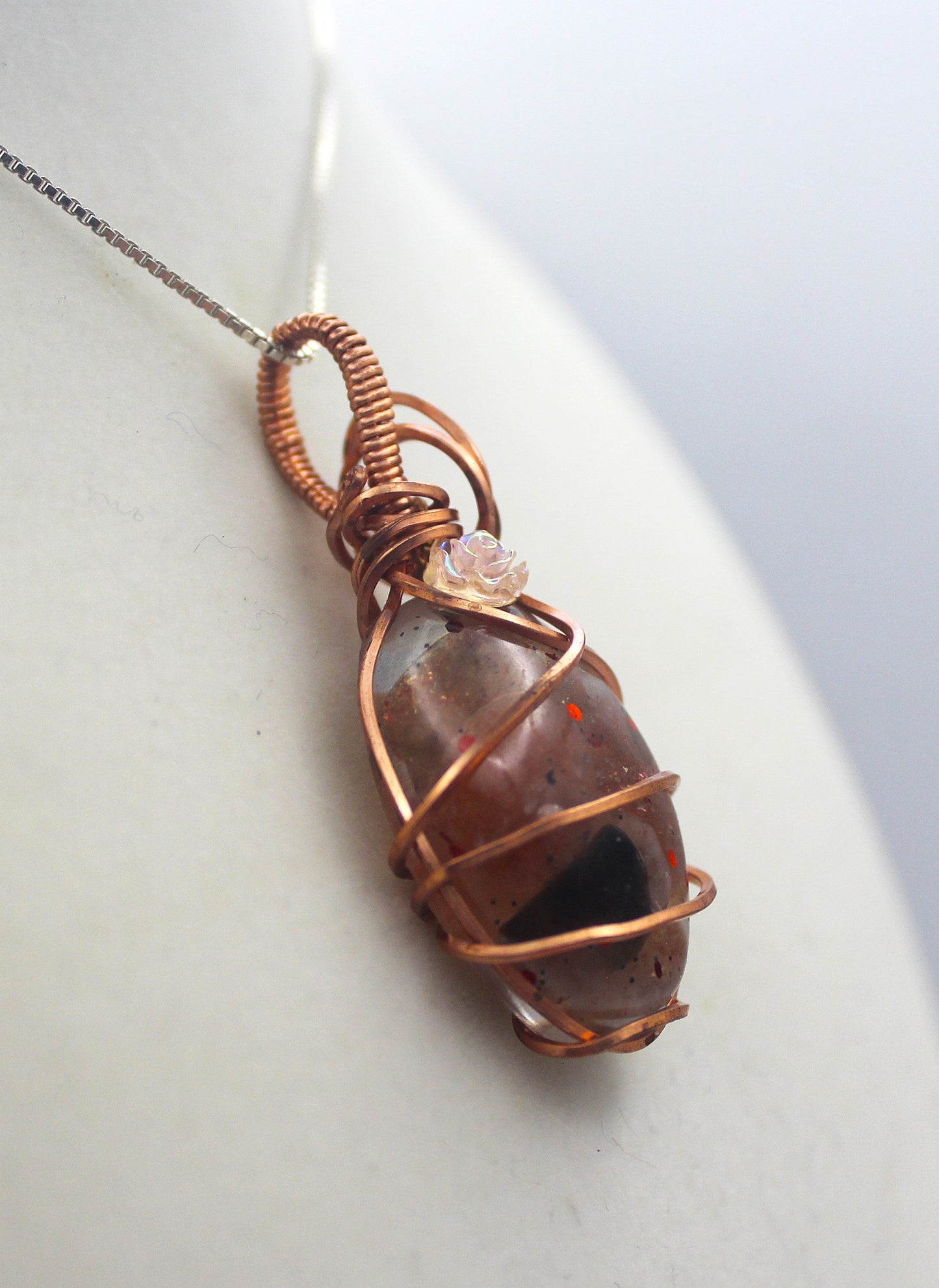 Raw Copper Resin Sunstone Chip Mini Flower Pendant Necklace