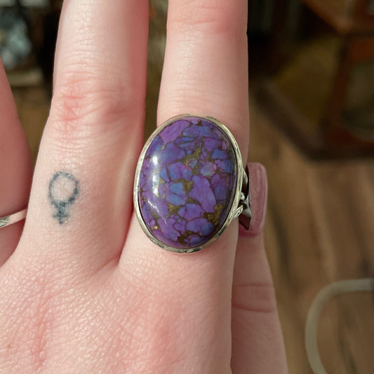 Ring with a round purple turquoise stone size 9 on finger with silver band